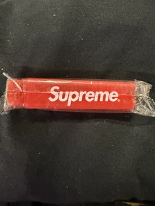 Supreme F/W 2017 Reise Zahnbürstenbox Logo Rot Versiegelt Brandneu - Bild 1 von 1