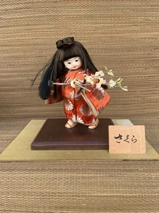 Vintage signierte Ichimatsu japanische Puppe mit Blumenzweig - Bild 1 von 6