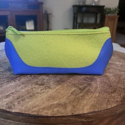 Clinique fieltro verde lima con bolsa de maquillaje de vinilo azul real 8” X 3” X 2,75” Foto 1 de 4