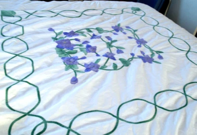 DE COLECCIÓN FUNDA NÓRDICA DOBLE BLANCO PÚRPURA FLORES APLIQUES IRIS Algodón Crujiente En muy buena condición L26 Foto 1 de 4