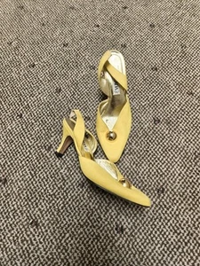 Escada Vintage gelbe Wildleder Slingback Designer Pumps  - Bild 1 von 4