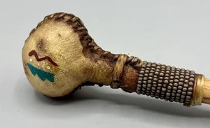 De colección. Sonajero navajo nativo americano cuero crudo cuentas pintado a mano/j - Imagen 1 de 6
