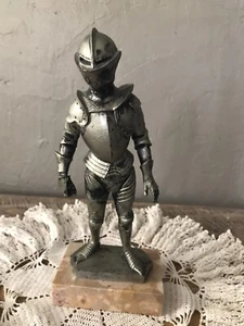 DEPOSI ITALIA CAVALIERE MEDIEVALE TUTA ARMATURA STATUINA SU SUPPORTO MARMO - Foto 1 di 5