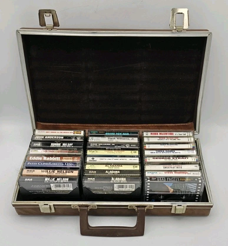 Lot of 21 Country Music Cassette Tapes + Case Really Good Titles Classic Vintage — 第 1/4 张图片
