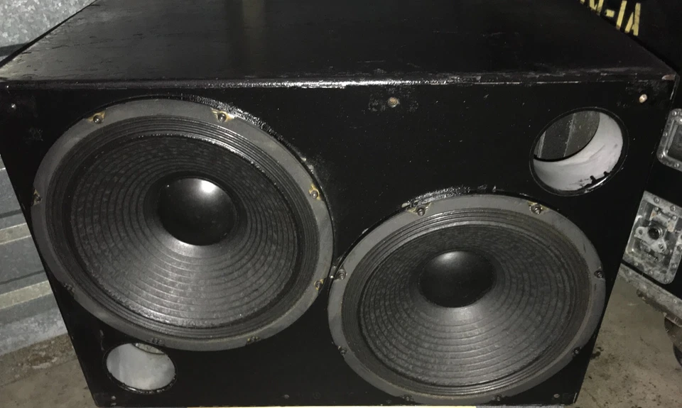 Subwoofer compacto Meyer Sound USW-1 Ultra Series com dois drivers graves de 15 polegadas++ - Imagem 1 de 4