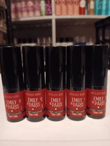 BATH AND BODY WORKS EMILY IN PARIS ROUGE ROMANCE ROTER LIPPENSTIFT 5 NEU - Bild 1 von 5
