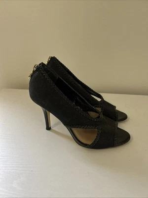 Zapatos de salón TAHARI Sloan negros satinados con volantes punta abierta (talla 6,5) Foto 1 de 4