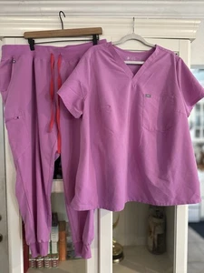 FIGS Damen Catarina Top 3X Jogginghose 3X Scrubs Set Pink Cloud - Bild 1 von 8