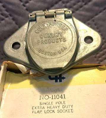 Enchufe de bloqueo de solapa extra resistente de alimentación de un solo polo genuino Cole Hersee #11041 Foto 1 de 3