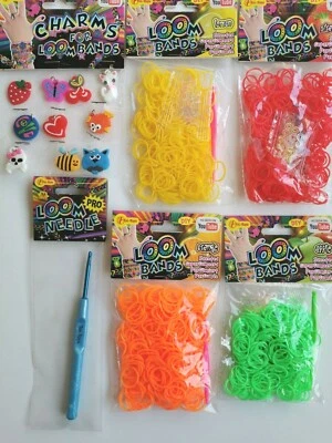 LOOM BANDS 4 x 300 Looms Bands Set 1200 St. Parfümiert 10x Charms 48 S-Clips 1 Häkelnadel