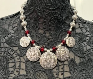 Collana vintage DILLARDS dischi argento-perline rosse tribale sud-ovest regolabile - Foto 1 di 9