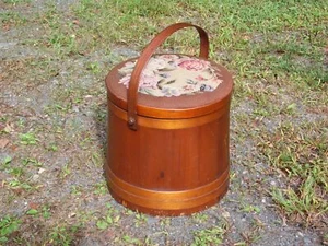 Cubo de coser de azúcar Firkin de madera grande vintage con tapa de punta de aguja - Imagen 1 de 13