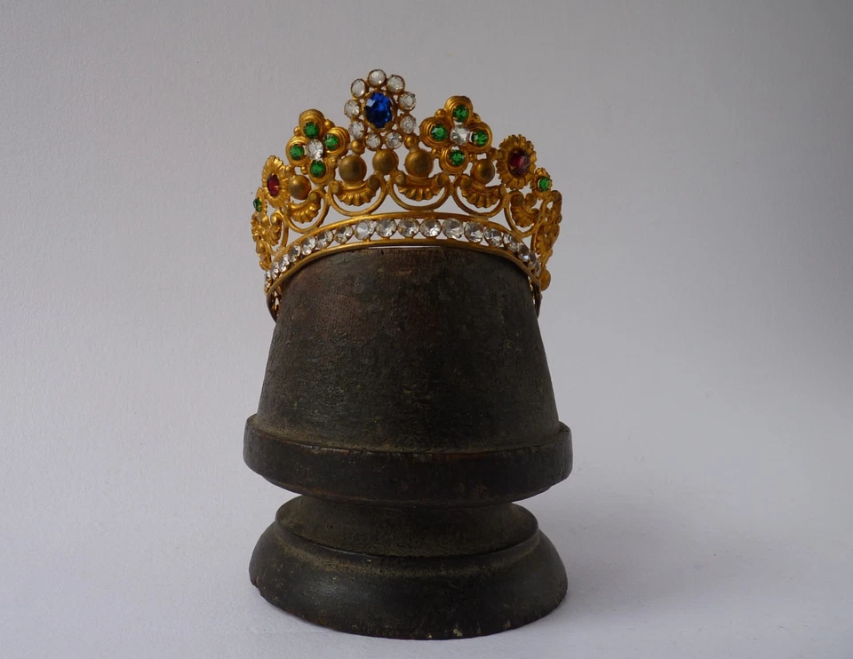 ANCIENNE COURONNE BIJOU DE TÊTE STATUE RELIGIEUSE laiton doré et strass XIX - Photo 1/4