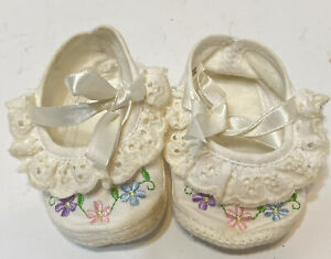 VTG Floral Embroidered Baby Booties Fabric Shoes Eyelit Ruffle Ribbon Tie Size 1