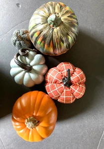 Lote de 5 calabazas: 1 sm-2" de alto, 2 med-3" y 2 lg-7", ver descripción para más detalles - Imagen 1 de 2