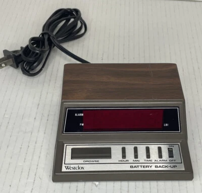 Pequeño Reloj Despertador Digital Westclox Modelo 22682 Batería Respaldo Vintage Aspecto Madera Foto 1 de 4
