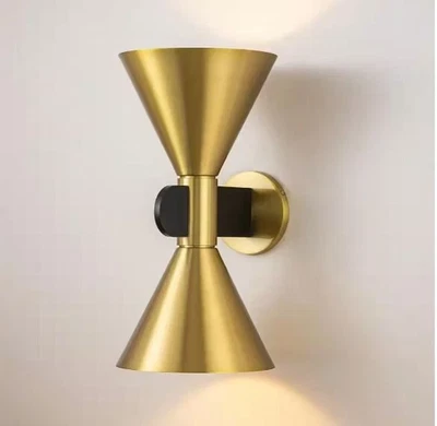 Aplique de pared italiano de mediados de siglo moderno cono sombra latón luz de pared regalo X-mass Foto 1 de 4