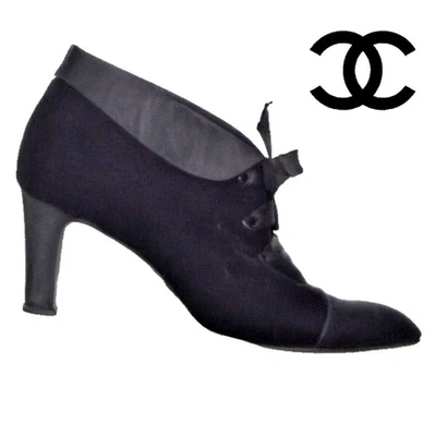 Botines Chanel Negro Terciopelo y Satén con Cordones Talla 37.5 / EE. UU. 7.5 con Bolsa para el Polvo – Foto 1 de 4