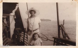 BK351 Carte Photo vintage card RPPC Femme woman mode fashion bateau mer enfant - Picture 1 of 1