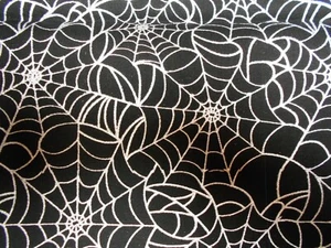 HALLOWEEN STOFF FAT QUARTERS - Spinnennetze - 100 % BAUMWOLLE - 18" x 21"   - Bild 1 von 3