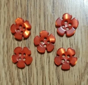 5 Red Daisy Like Flower Novelty Buttons - Shiny Hard Plastic - Picture 1 of 5