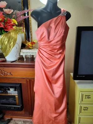 Vestido DAVID’S BRIDAL Coral Un Hombro Dama de Honor/Dama de honor Talla 6 Foto 1 de 4