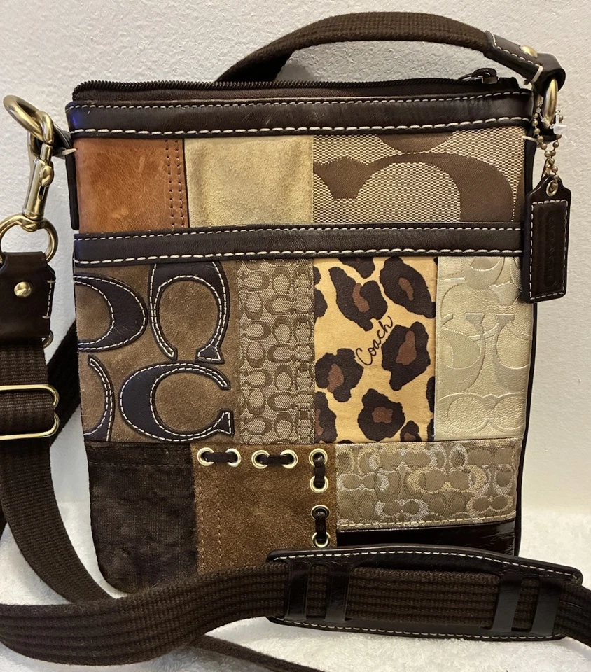 Bolso Bandolera Metálico De Colección Y2K Coach Signature Patchwork Cheetah Animal Foto 1 de 4