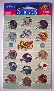 Play Football NFL Helme Sticker Paket ungeöffnet 2 Blätter Carlton Karten - Bild 1 von 2