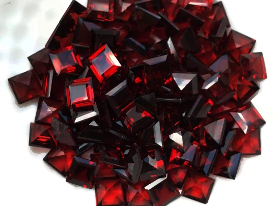 Red Garnet Square 2.50 mm 25 pieces, Flawless-VVS, Natural Loose Gemstone - Image 1 of 1