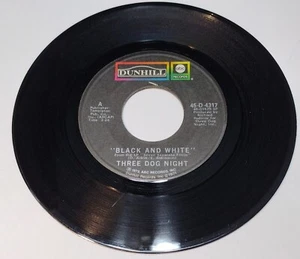 THREE DOG NIGHT Black and White / Freedom For The Stallion 7" 45 rpm 1972 VG - Imagen 1 de 4