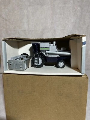 Gleaner Deutz Allis L3 1/32 Combine NIB With Grain Head. Ertl #1207 USA - Image 1 of 4