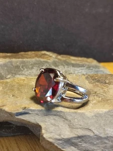 Damen Ring in Silber Gr 56 zeitlos Modern schöner auffälliger roter Stein - Picture 1 of 5