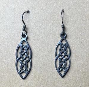 Orecchini pendenti in argento sterling con nodo celtico - Foto 1 di 4