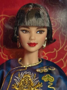 N117 ~ NRFB BARBIE ~ 2023 FIRMA GUO PEI AÑO NUEVO LUNAR MARI MUÑECA SIN USAR, EN CAJA HJX03 - Imagen 1 de 20