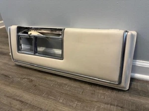 1990-1992 Cadillac Brougham RIGHT Side Lower Door Panel/Arm Rest LEATHER WHITE - Foto 1 di 6