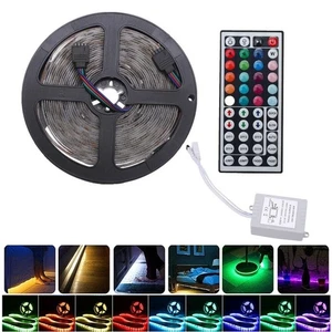 Striscia LED SMD RGB 5050 12V IP65 bobina adesiva con telecomando e alimentatore - Foto 1 di 3