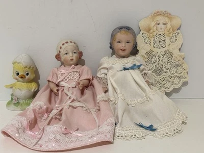 Lote de 2 Muñecas de Reproducción Antiguas Todo Bisque Cabeza de Gorro, con Miniaturas Chicky Foto 1 de 4