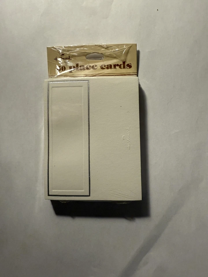 50 elegantes tarjetas de lugar de mesa con sello de plata en envoltorio Foto 1 de 1