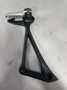 2024 KAWASAKI NINJA ZX-10 OEM LEFT REAR PASSENGER FOOT PEG BRACKET ASSEMBLY - Foto 1 di 11