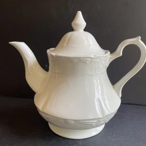 Richmond White by JOHNSON BROTHERS White Porcelain Teapot Embossed Design - Imagen 1 de 6