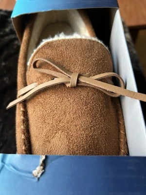 NOVO Chinelos Masculinos Isotoner Marrom Mocassim Espuma de Memória Tamanho 8-9M Sapatos Presente - Imagem 1 de 4