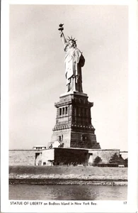 Statue of Liberty on Bedloes Island in New York Bay RPPC - Bild 1 von 2