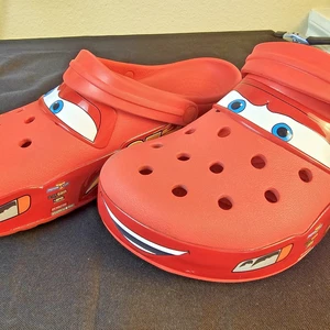 Cars Lightning McQueen Crocs / taglia 9 uomo / taglia 11 donna testato si accende - Foto 1 di 24