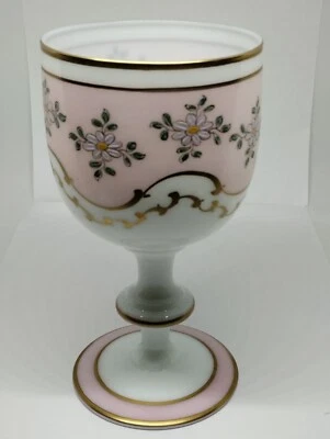 Verre Calice en Opaline Blanc et Rose Décor de Fleurs Peintes Guirlandes Dorées - Photo 1/4
