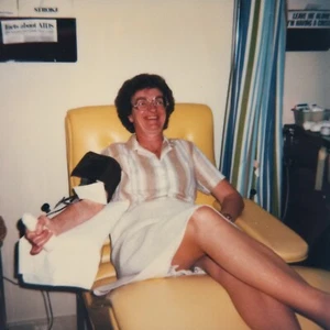 Foto Polaroid Vintage Signora Sorridente Medici Ufficio Medico Trovato Arte Istantanea - Foto 1 di 5