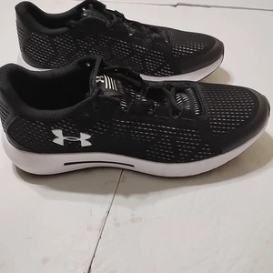 Scarpe Under Armour Uomo Taglia 12 Nero/Bianco Atletica Corsa Nuove - Foto 1 di 9