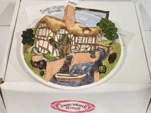 David Winter Cottages Collectors Guild - On The Riverbank Wall Plaque With Box - Picture 1 of 4