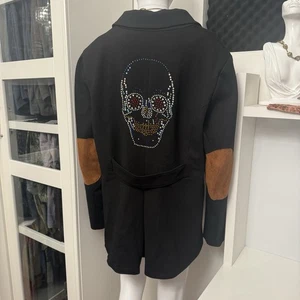 Sheryl Crow schwarze Reitjacke mit Strass Totenkopf Grafik Neu mit Etikett Gr. XL - Bild 1 von 15