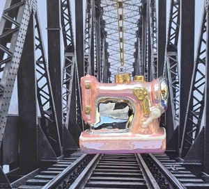 Máquina de coser de vidrio soplado rosa brillo adorno de Navidad nuevo carril de vacaciones - Imagen 1 de 4