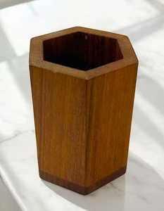 Bolígrafo/soporte para lápices hexagonal vintage danés de mediados de siglo moderno de teca maciza - Imagen 1 de 7